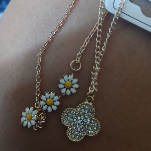 Gold necklace with daisies