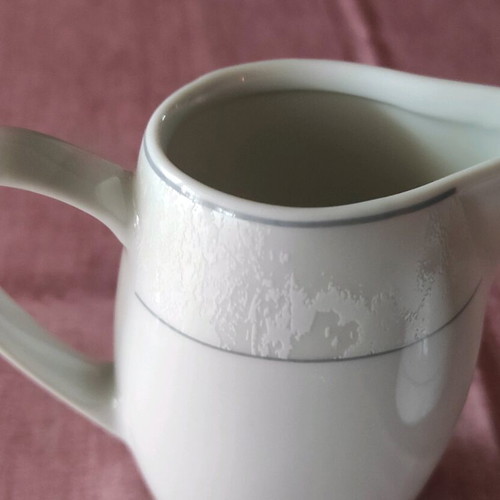 Milk and sugar serving set like new