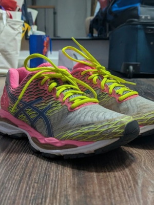 Asics athletic shoes size 40.5 like new, multicolor