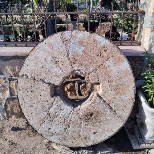 Millstone used large with single and double hoop