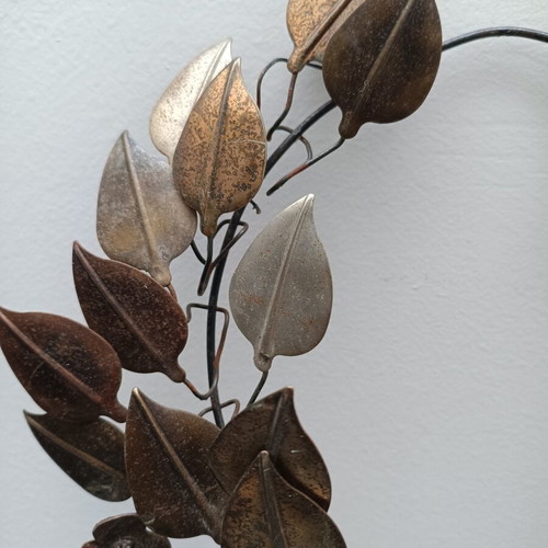 Decorative wreath used, tricolor