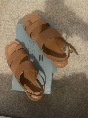 Toms leather sandals size 41 like new
