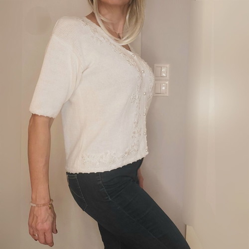 Sellecca women's white blouse like new with pearl buttons and embroidered designs size M