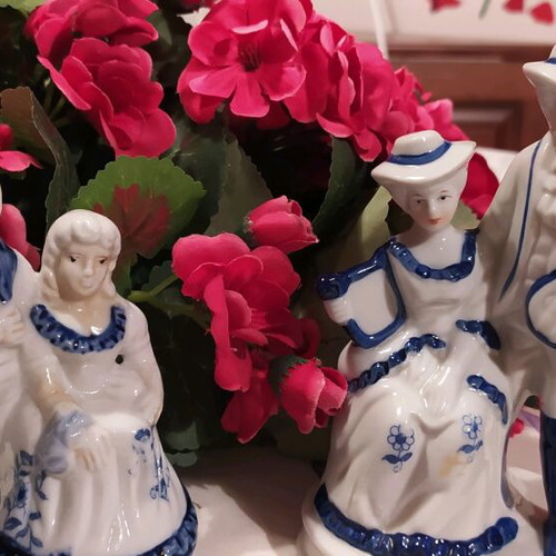 Porcelain decorative couples like new, set of two pieces