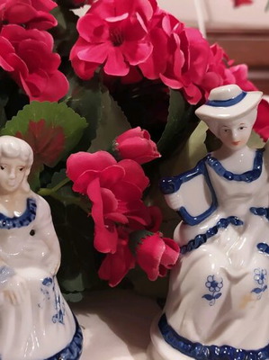 Porcelain decorative couples like new, set of two pieces