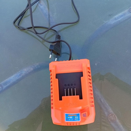 Total 5Ah Battery and Charger like new for garden tools