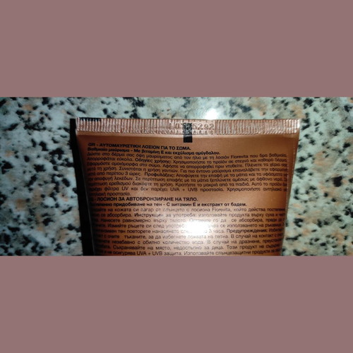 Self Tan body lotion used with vitamin E and almond extract