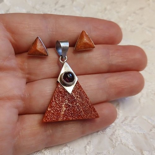 Silver 925 pendant and earrings set with coral and garnet, like new