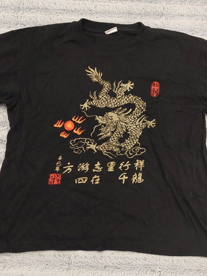 Black T-shirt with Chinese image like new, size S