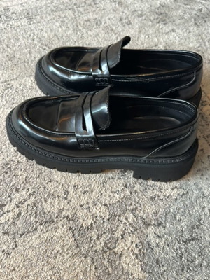 Loafers λουστρίνι μαύρα σαν καινούργια, μέγεθος 39