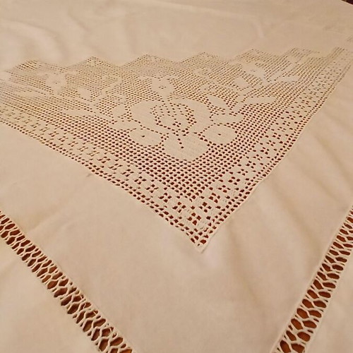 Handmade tablecloth with embroidery like new, 1.20 x 1.10 m