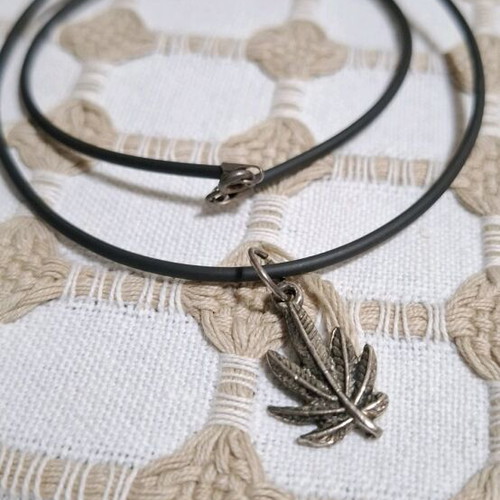Rubber necklace with leaf used, black