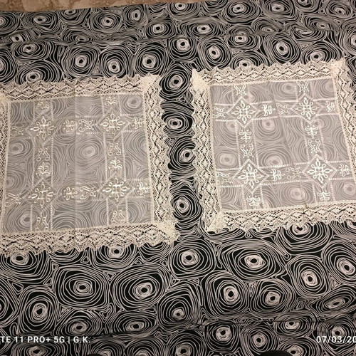 Lace table linens set like new, 4 pieces
