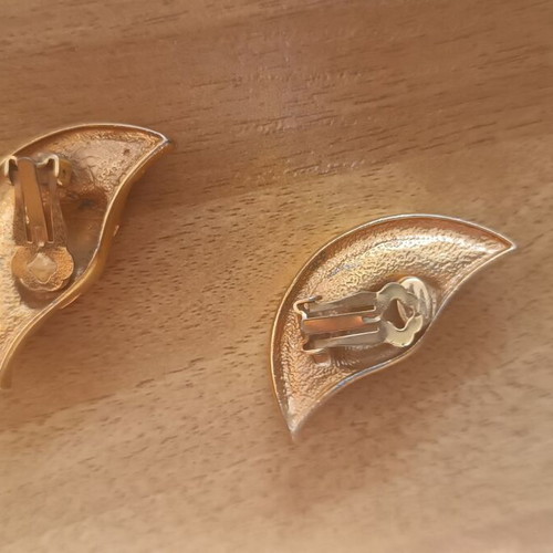 Vintage clip-on earrings used, very good condition