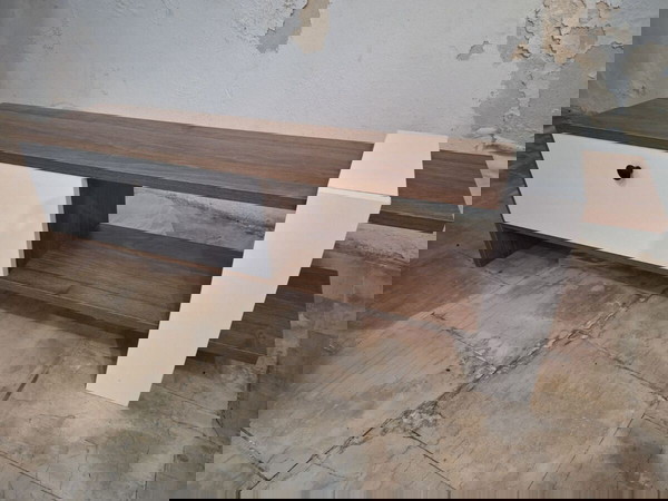 Έπιπλο τηλεόρασης και τραπεζάκι
