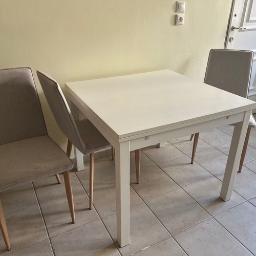 Extendable dining table with 4 chairs