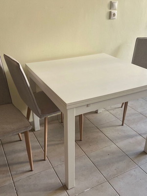 Extendable dining table with 4 chairs