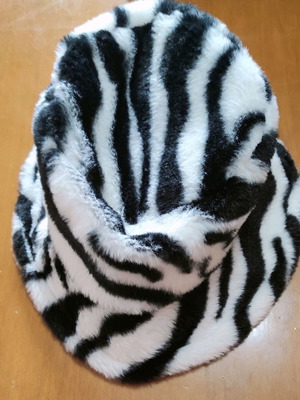 Black and white hat and knitted beret like new, size L