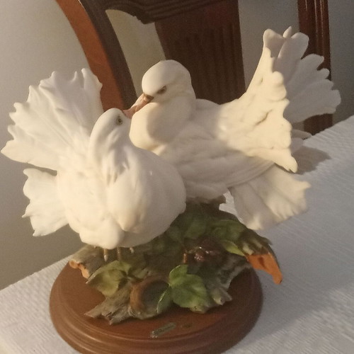 Giuseppe Armani porcelain figurine vintage "Doves' Kiss"