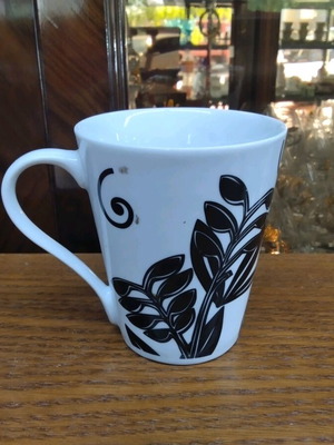 Ceramic mug leaves like new 10x6x9