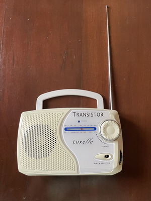 Transistor Luxelle Portable Radio AM/FM like new, cream white