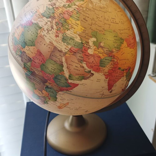 Antique illuminated globe table lamp