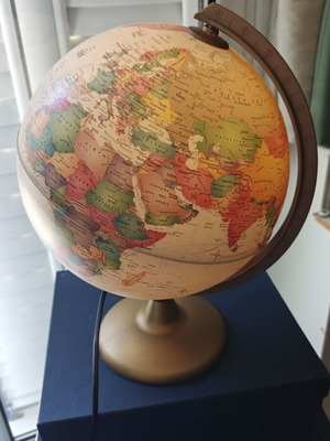 Antique illuminated globe table lamp