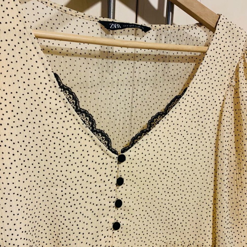 Zara beige muslin dress like new with small polka dots and black lace