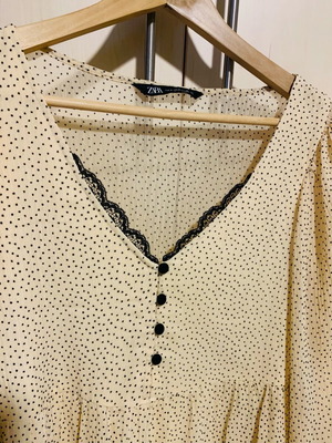 Zara beige muslin dress like new with small polka dots and black lace