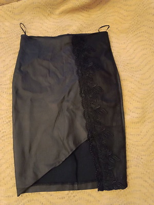 Leather skirt with embroidery black, like new