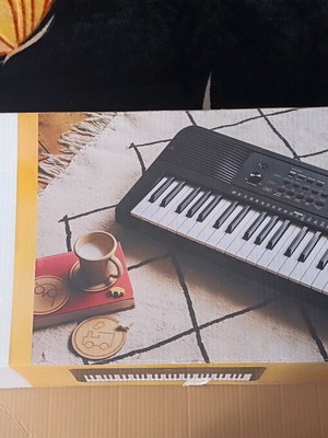 Yamaha PSR-E273 like new electronic keyboard