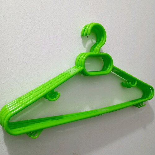 Plastic hangers like new, pack of 5, green color