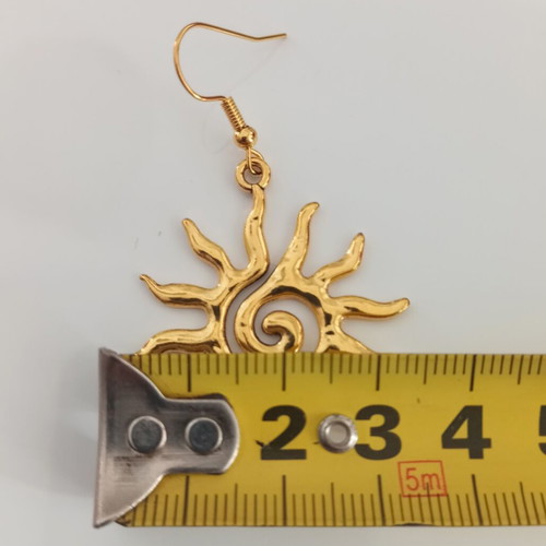 Sun-shaped dangling earrings new, gold color