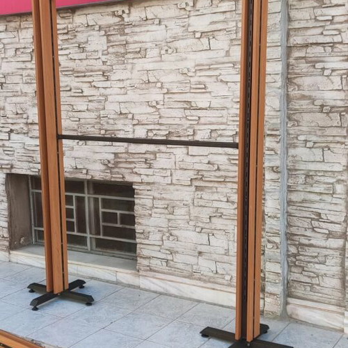 Large clothing hanging system in excellent condition, 16 columns