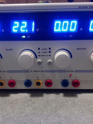 Εργαστηριακό τροφοδοτικό PeakTech 6145 σαν καινούργιο, 2 x 0-30V 0-5A, 5V-3A