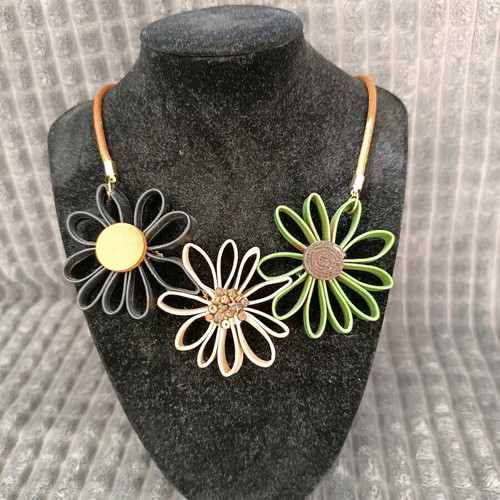 Leather necklace with flower design new