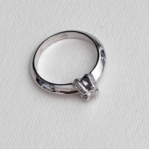 Diamond Solitaire Ring 18K White Gold like new, 0.06ct center
