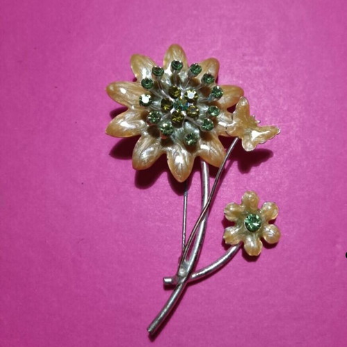 Flower-shaped pin like new, yellow and silver