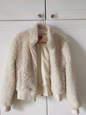 Guess χνουδωτό μπουφάν σαν καινούργιο, μέγεθος S, μπεζ