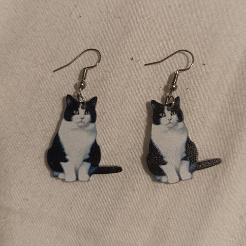 Cat-shaped dangling earrings new, black and white