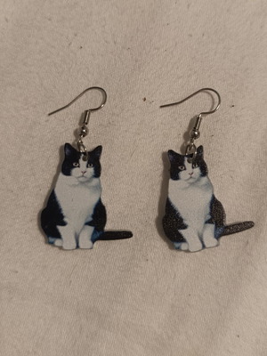 Cat-shaped dangling earrings new, black and white