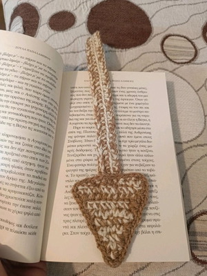 Crocheted bookmark new, handmade, beige and brown arrow shape