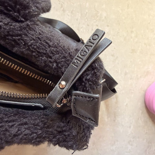 Moschino tote bag used, black furry shoulder bag Migato