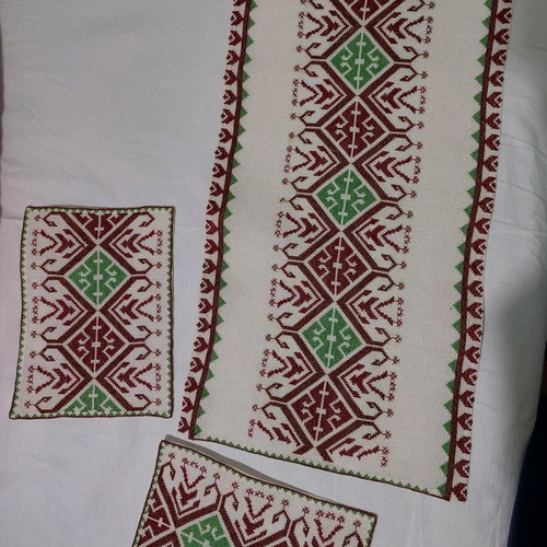 Table runner 70x37cm with 2 napkins 28.5x20.5cm new, burgundy-green on white etamine