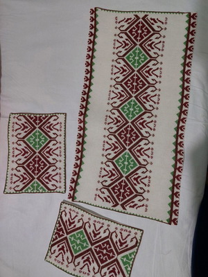 Table runner 70x37cm with 2 napkins 28.5x20.5cm new, burgundy-green on white etamine