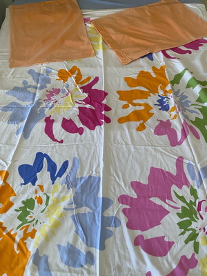 Duvet cover like new with 2 orange pillowcases Bed and Bath