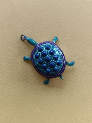 Μεταλλικό μενταγιόν χελώνα σε άριστη κατάσταση, πράσινο-μπλε-μωβ