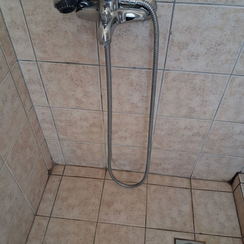 Bathroom faucets used, set of 2 with sink