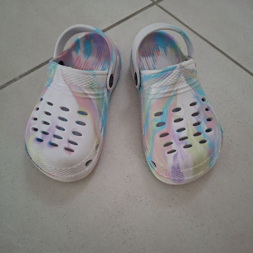 Hot Tuna kids' beach shoes like new, size C9, multicolor white