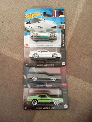 4 αυτοκινητάκια hot wheels καινούργια (κλειστά)